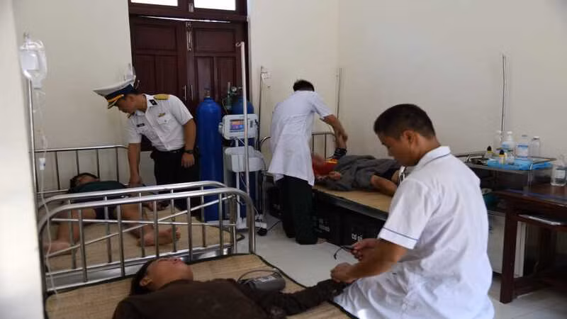 Quân y Bệnh xá đảo Sinh Tồn Đông thăm khám các ngư dân bị nạn. (Ảnh: CTV HQ) Quân y Bệnh xá đảo Sinh Tồn Đông thăm khám các ngư dân bị nạn. (Ảnh: CTV HQ)