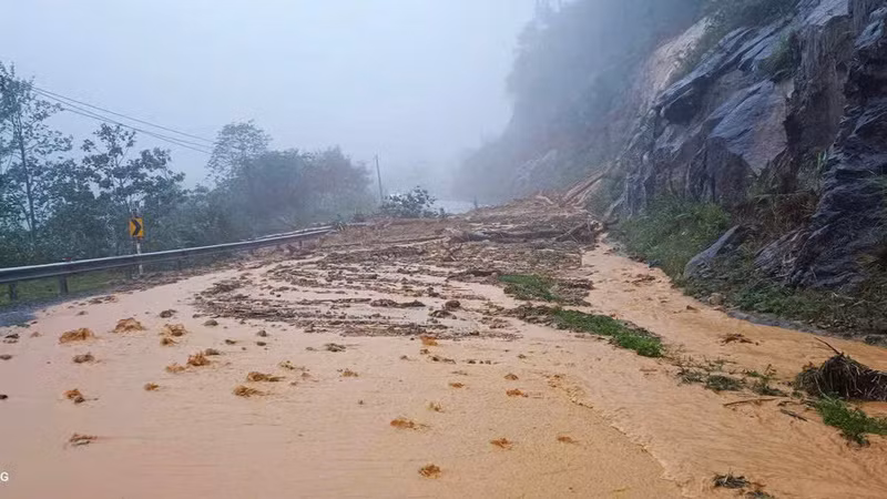 Đất, đá từ ta-luy dương sạt xuống mặt đường với khối lượng lớn, gây ách tắc giao thông. (Ảnh: CTV) Đất, đá từ ta-luy dương sạt xuống mặt đường với khối lượng lớn, gây ách tắc giao thông. (Ảnh: CTV)