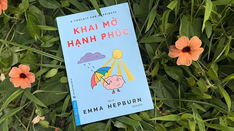 Trong “Khai mở hạnh phúc”, Emma Hepburn chọn cách mô tả hạnh phúc như một chiếc bánh kẹp mà chúng ta ăn hằng ngày. (Ảnh: First News)
