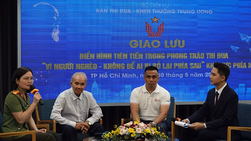 Các điển hình giao lưu tại chương trình. (Ảnh M.H)