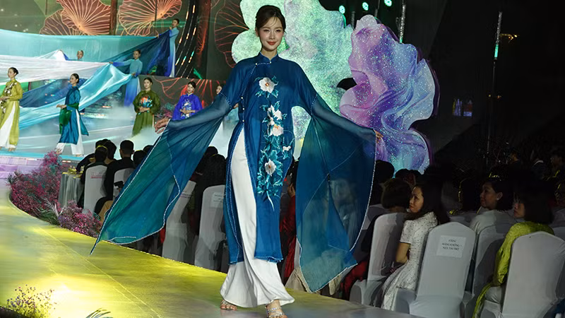 Hoa hậu liên lục địa 2022 Lê Nguyễn Bảo Ngọc giới thiệu bộ sưu tập “Vũ điệu thiên thanh” của nhà thiết kế Vũ Việt Hà.