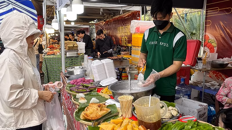 Các món ăn dân gian ba miền thu hút rất đông du khách khi đến tham quan tại Thảo Cầm Viên Sài Gòn. (Ảnh: M.H).
