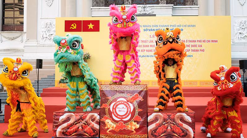 Biểu diễn lân, sư, rồng tại lễ công bố quyết định. (Ảnh: Quốc Thanh). Biểu diễn lân, sư, rồng tại lễ công bố quyết định. (Ảnh: Quốc Thanh).