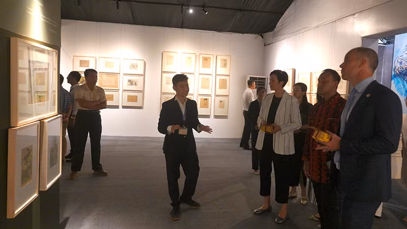 Các đại biểu nước ngoài tham quan triển lãm.
