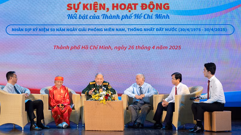Giao lưu với các nhân vật đã đồng hành cùng sự phát triển của Thành phố suốt 50 năm qua. (Ảnh: Quốc Thanh) Giao lưu với các nhân vật đã đồng hành cùng sự phát triển của Thành phố suốt 50 năm qua. (Ảnh: Quốc Thanh)