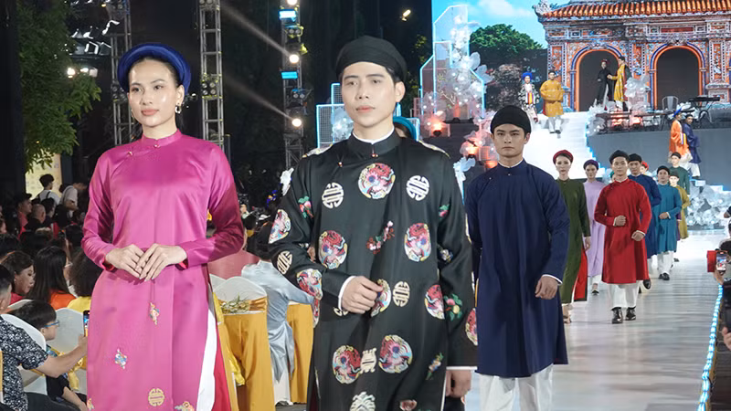 Trình diễn Áo dài trong chương trình khai mạc Lễ hội Áo dài Thành phố Hồ Chí Minh năm 2024.