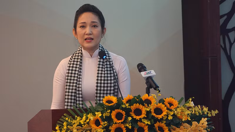 Nghệ sĩ Nhân dân Nguyễn Thị Thanh Thúy, Phó Giám đốc Sở Văn hóa và Thể thao Thành phố Hồ Chí Minh phát biểu tại buổi tọa đàm. (Ảnh M.H).