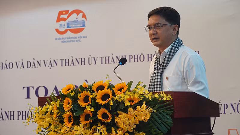 Đồng chí Nguyễn Mạnh Cường, Trưởng Ban Tuyên giáo và Dân Vận Thành ủy Thành phố Hồ Chí Minh phát biểu tổng luận buổi tọa đàm. (Ảnh M.H).