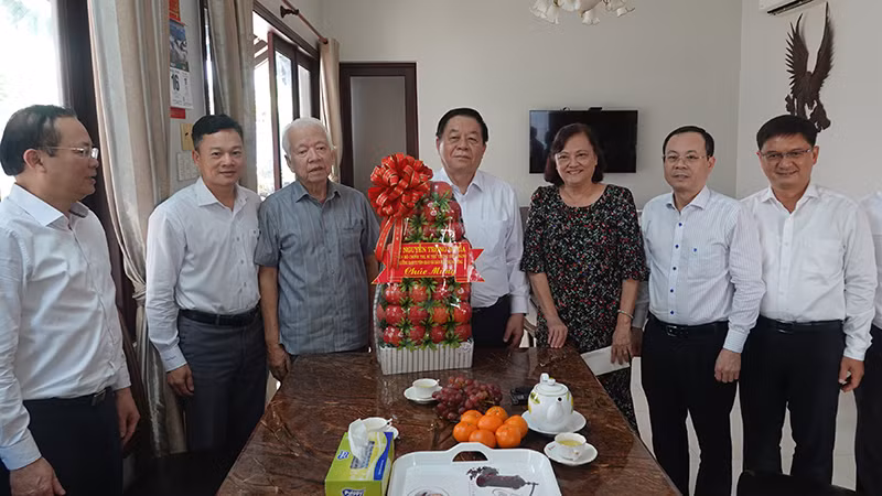 Đồng chí Nguyễn Trọng Nghĩa, Trưởng Ban Tuyên giáo và Dân vận Trung ương cùng đoàn công tác đến thăm, chúc mừng Giáo sư, Tiến sĩ Phạm Mạnh Hùng.
