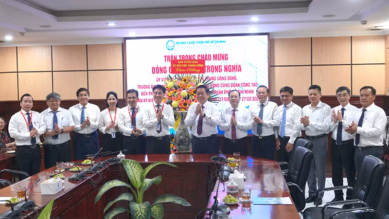 Đồng chí Nguyễn Trọng Nghĩa, Trưởng Ban Tuyên giáo và Dân vận Trung ương chúc mừng Đại học Y dược Thành phố Hồ Chí Minh.