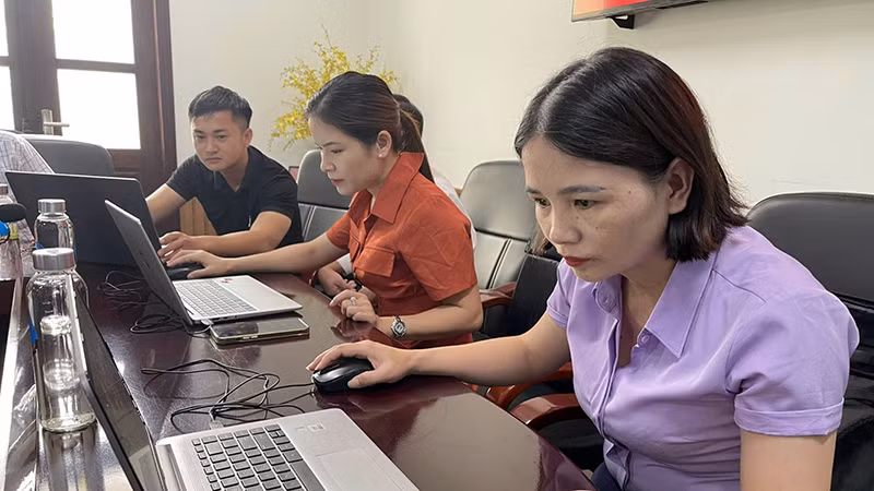 Các học viên làm bài kiểm tra đánh giá kết quả bồi dưỡng lý luận chính trị. Các học viên làm bài kiểm tra đánh giá kết quả bồi dưỡng lý luận chính trị.