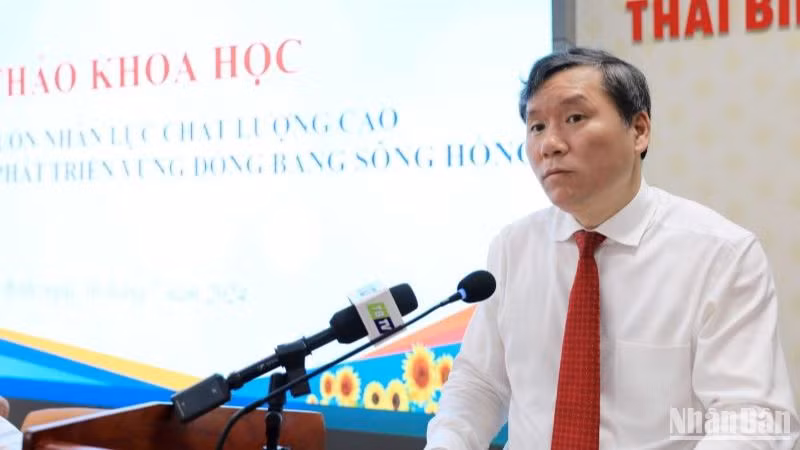 Giáo sư, Tiến sĩ Lê Văn Lợi, Phó Giám đốc Học viện Chính trị Quốc gia Hồ Chí Minh nhấn mạnh đến việc thu hút, trọng dụng nhân tài là yếu tố quan trọng để phát triển bứt phá tại các tỉnh Đồng bằng sông Hồng trong thời gian tới. Giáo sư, Tiến sĩ Lê Văn Lợi, Phó Giám đốc Học viện Chính trị Quốc gia Hồ Chí Minh nhấn mạnh đến việc thu hút, trọng dụng nhân tài là yếu tố quan trọng để phát triển bứt phá tại các tỉnh Đồng bằng sông Hồng trong thời gian tới.