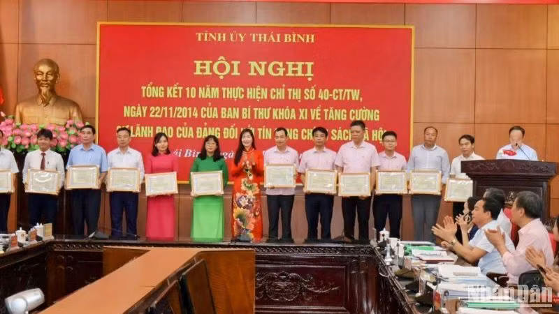 Phó Tổng Giám đốc Ngân hàng Chính sách xã hội Nguyễn Thị Hằng trao Giấy khen cho các tập thể, cá nhân ở tỉnh Thái Bình đạt thành tích xuất sắc trong thực hiện Chỉ thị 40-CT/TW.