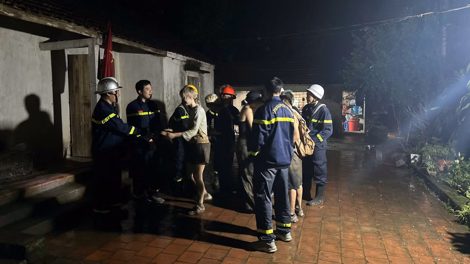 Toàn bộ 5 người bị mắc kẹt được đưa xuống chân núi an toàn. (Nguồn: Công an thành phố Hà Nội)