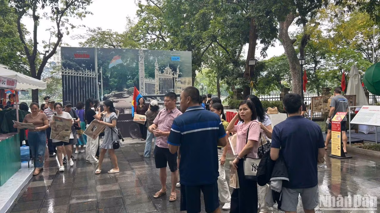 Khoảng 10 giờ 30 phút, trời ngớt mưa, lượng người đến tham quan triển lãm ngày một đông hơn.
