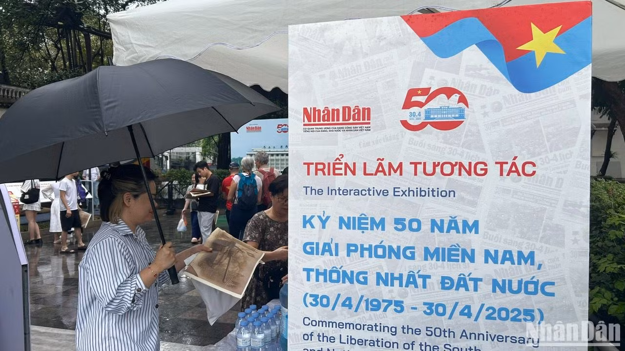Cơn mưa lớn không thể làm giảm độ “hot” của triển lãm.