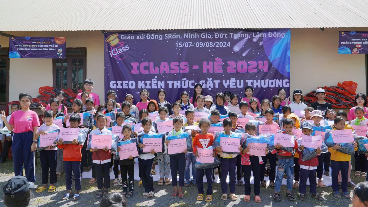 Chương trình tình nguyện “Hè iClass - gieo kiến thức - gặt yêu thương” trao các suất học bổng tặng học sinh địa phương.