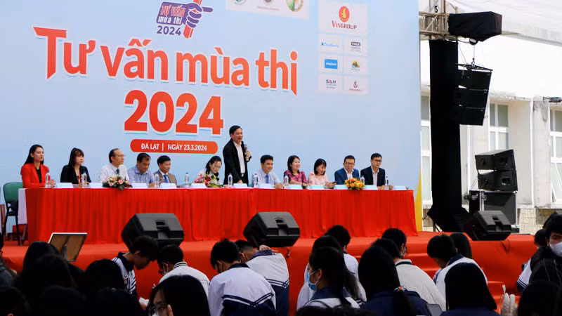 Đại diện Bộ Giáo dục và Đào tạo thông tin những điểm cơ bản trong công tác tuyển sinh đại học, cao đẳng năm 2024. Đại diện Bộ Giáo dục và Đào tạo thông tin những điểm cơ bản trong công tác tuyển sinh đại học, cao đẳng năm 2024.