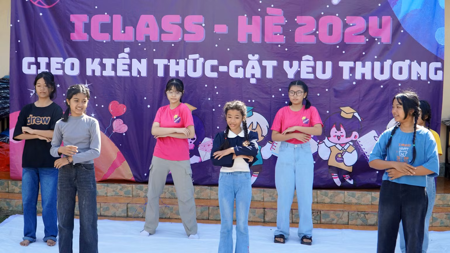 Cùng với những môn học cơ bản, thành viên nhóm iClass và học sinh địa phương có các chương trình giao lưu ý nghĩa.