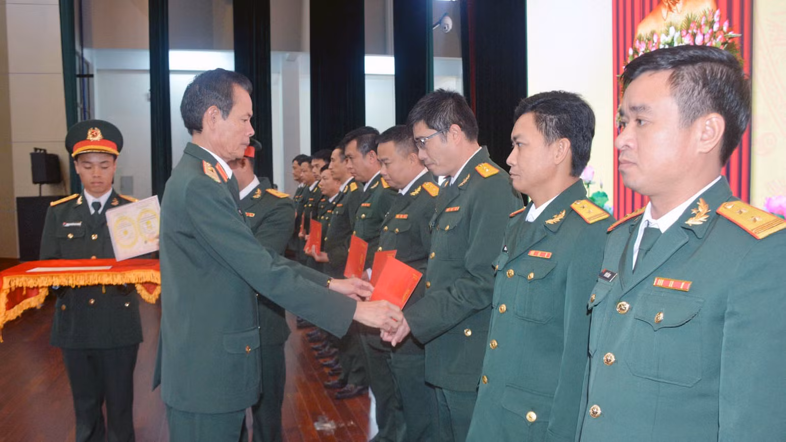 Trao bằng tốt nghiệp loại giỏi cho học viên Việt Nam. Trao bằng tốt nghiệp loại giỏi cho học viên Việt Nam.
