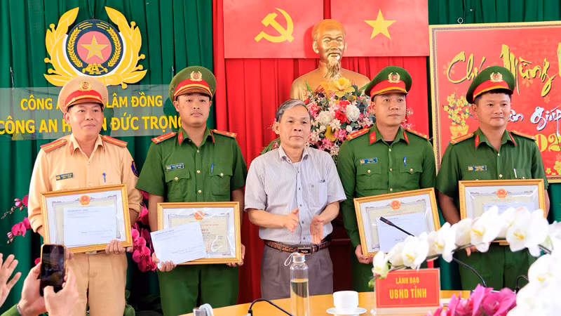 Lãnh đạo huyện Đức Trọng khen thưởng các cá nhân.