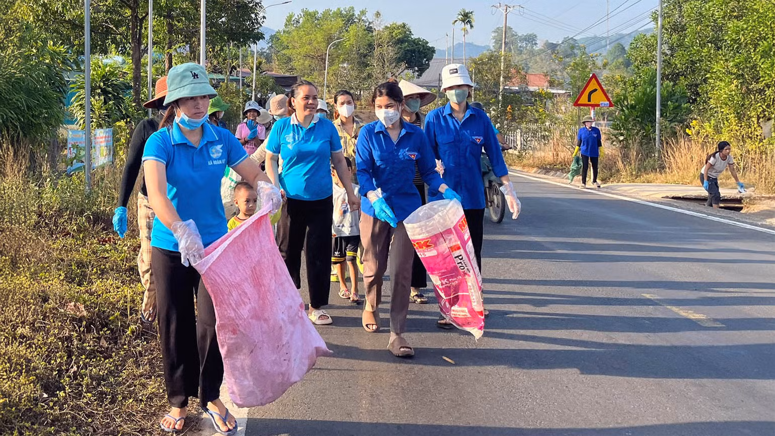 Người dân xã Đoàn Kết, huyện Đạ Huoai, Lâm Đồng tham gia phong trào "Ngày Chủ nhật vì môi trường". Người dân xã Đoàn Kết, huyện Đạ Huoai, Lâm Đồng tham gia phong trào "Ngày Chủ nhật vì môi trường".
