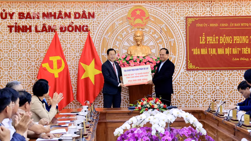 Tòa Giám mục Giáo phận Đà Lạt ủng hộ phong trào thi đua “xóa nhà tạm, nhà dột nát” cho hộ nghèo trên địa bàn tỉnh Lâm Đồng. Tòa Giám mục Giáo phận Đà Lạt ủng hộ phong trào thi đua “xóa nhà tạm, nhà dột nát” cho hộ nghèo trên địa bàn tỉnh Lâm Đồng.