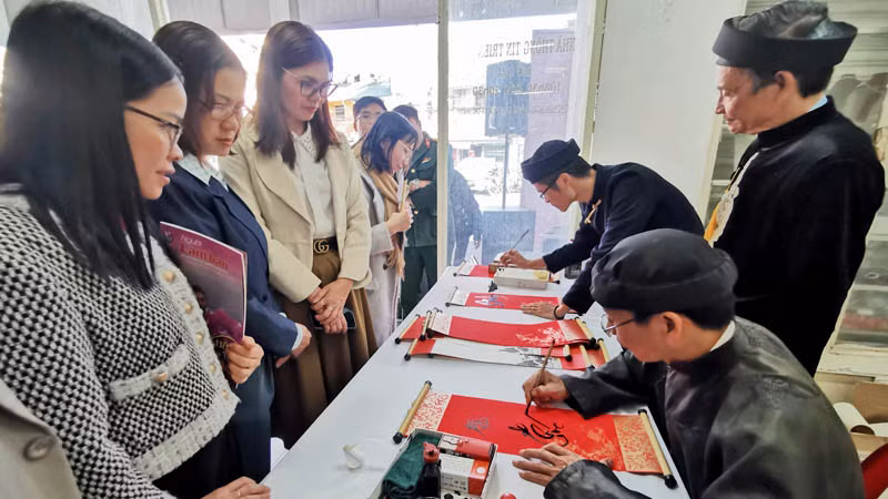 Câu lạc bộ Thư pháp Hội Văn học văn nghệ thuật Lâm Đồng “tặng chữ” ngày Xuân tại Hội báo Xuân Giáp Thìn 2024. Câu lạc bộ Thư pháp Hội Văn học văn nghệ thuật Lâm Đồng “tặng chữ” ngày Xuân tại Hội báo Xuân Giáp Thìn 2024.