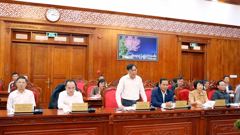 Lãnh đạo Ủy ban nhân dân tỉnh Lâm Đồng phát biểu tại buổi làm việc. Lãnh đạo Ủy ban nhân dân tỉnh Lâm Đồng phát biểu tại buổi làm việc.