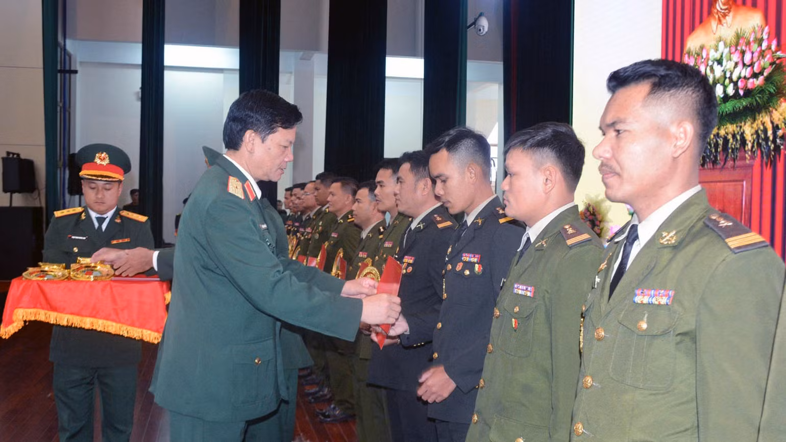 Thiếu tướng Đỗ Minh Xương tin tưởng, các học viên Quân đội nhân dân Lào, Quân đội Hoàng gia Campuchia tốt nghiệp về nước sẽ phát huy và vận dụng kiến thức đã học để thực hiện tốt nhiệm vụ được giao. Thiếu tướng Đỗ Minh Xương tin tưởng, các học viên Quân đội nhân dân Lào, Quân đội Hoàng gia Campuchia tốt nghiệp về nước sẽ phát huy và vận dụng kiến thức đã học để thực hiện tốt nhiệm vụ được giao.
