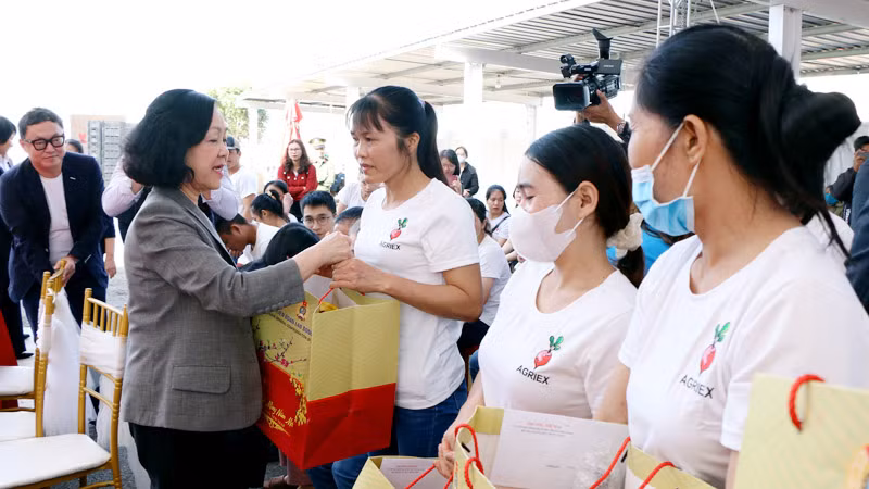 Đồng chí Trương Thị Mai trao quà Tết tặng người lao động khu công nghiệp Phú Hội.