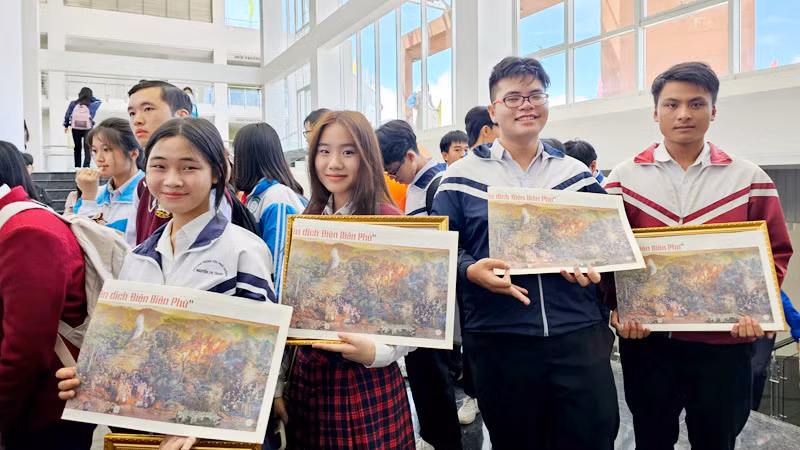 Học sinh xuất sắc tỉnh Lâm Đồng hào hứng khi được tặng tranh panorama "Chiến dịch Điện Biên Phủ".