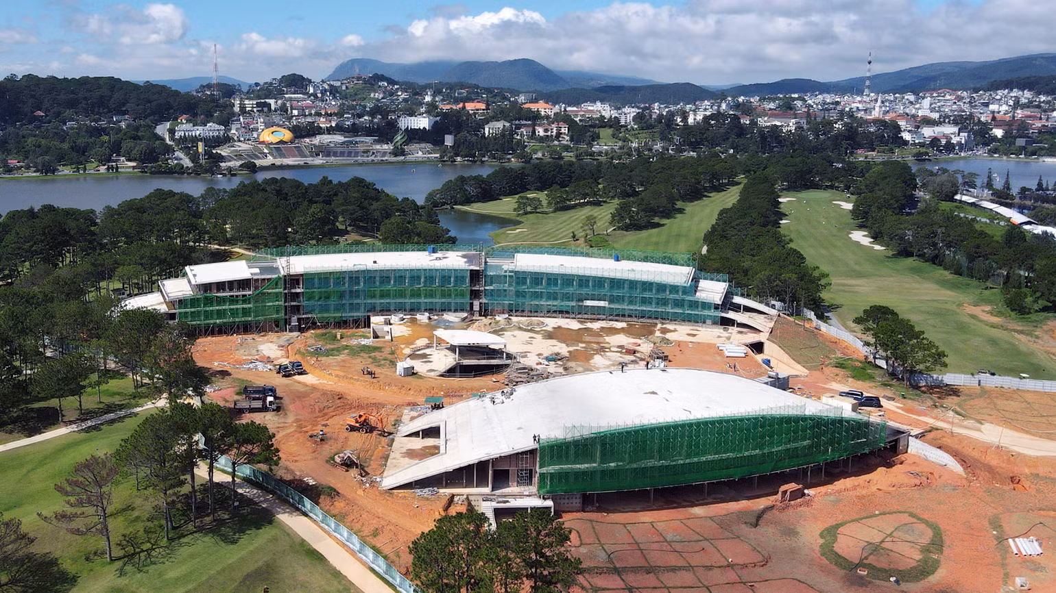 Công trình thuộc dự án tòa nhà câu lạc bộ golf tại sân golf Đồi Cù Đà Lạt.