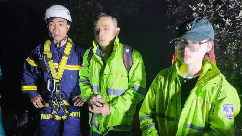 Lực lượng chức năng đã giải cứu thành công 2 du khách đi lạc trên núi Lang Biang tối 29/9.
