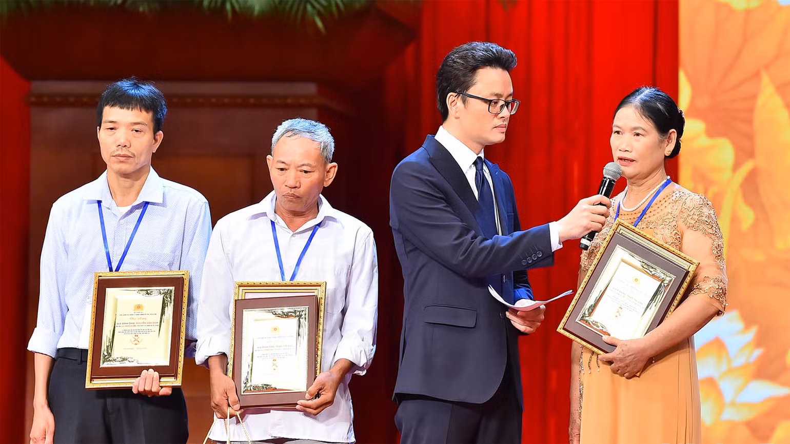 Phần giao lưu, trò chuyện với bà Phạm Thị Vinh, em gái liệt sĩ Phạm Văn Thước, 1 trong 4 gia đình tìm được người thân thông qua giám định gene. (Ảnh: THỦY NGUYÊN)