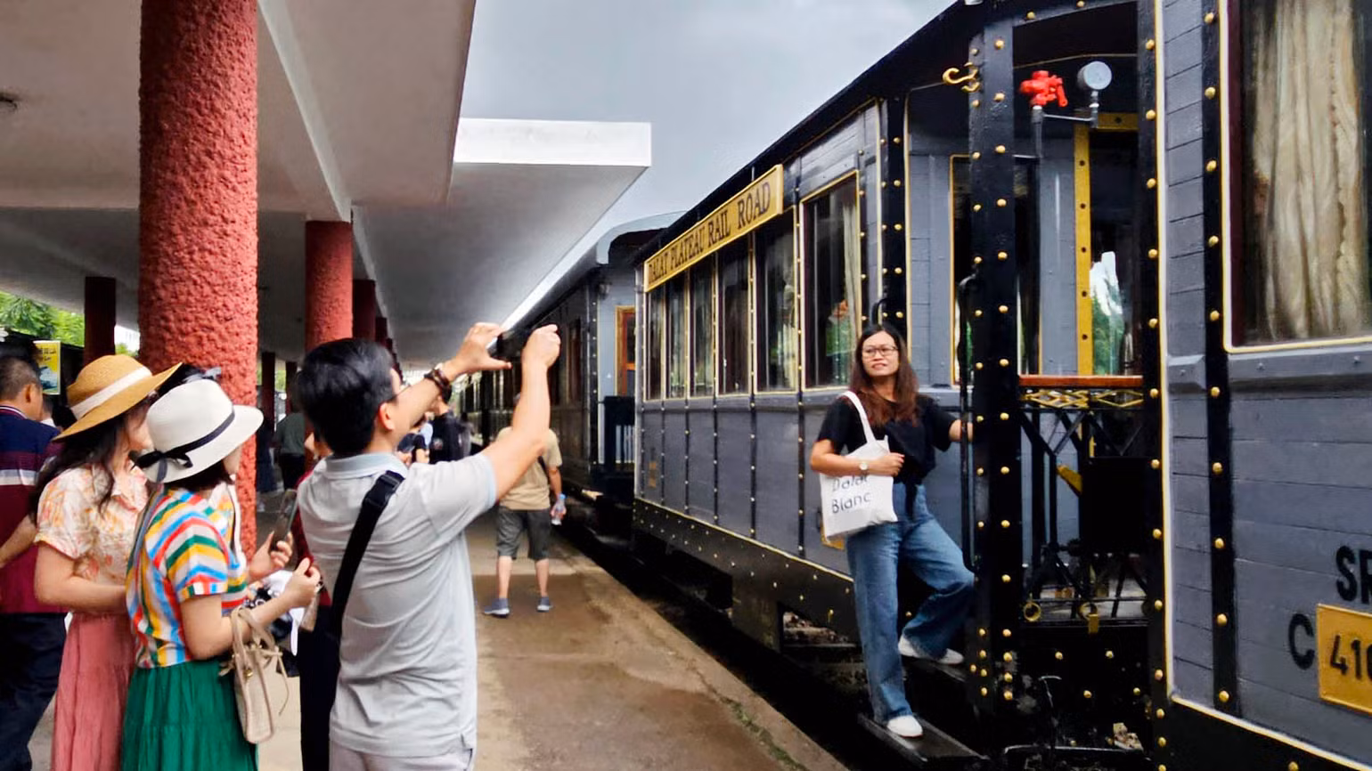 Du khách ghi hình lưu niệm với toa xe lửa ga Đà Lạt.