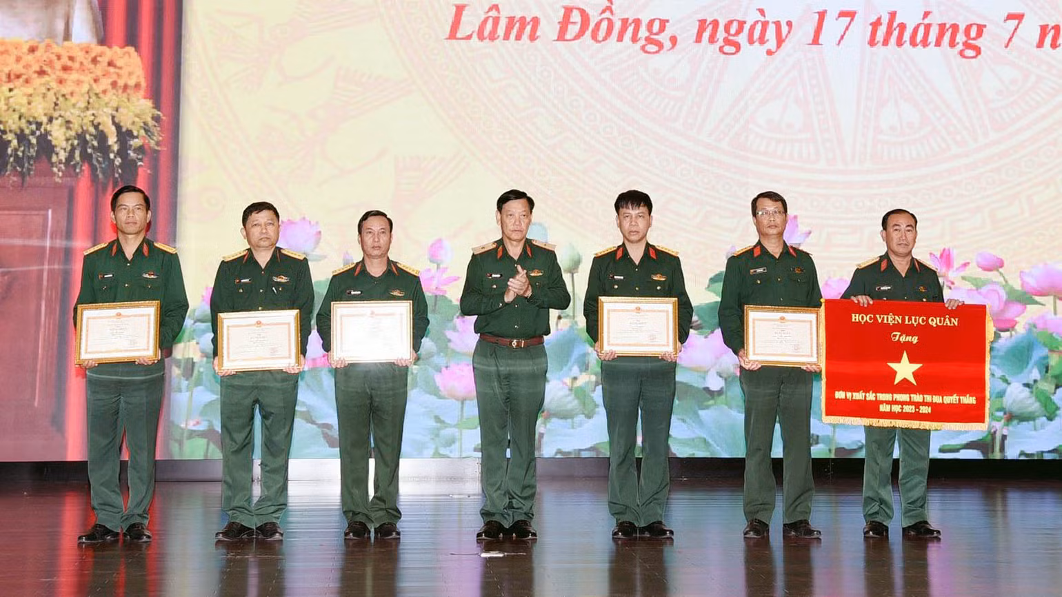 Học viện Lục quân tặng cờ thi đua và danh hiệu Đơn vị quyết thắng cho các tập thể. Học viện Lục quân tặng cờ thi đua và danh hiệu Đơn vị quyết thắng cho các tập thể.