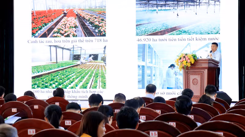 Đại diện ngành nông nghiệp Lâm Đồng giới thiệu những mô hình ứng dụng công nghệ số trong sản xuất nông nghiệp tại địa phương,