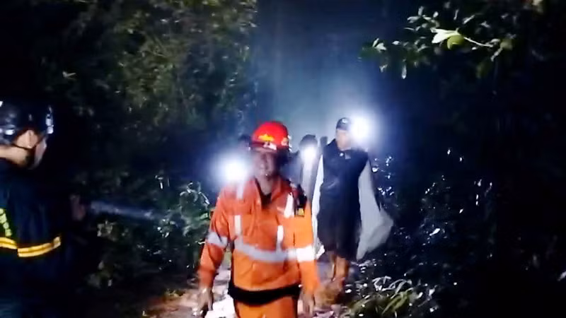Các lực lượng chia nhiều mũi tổ chức tìm kiếm 2 du khách đi lạc trên núi Lang Biang.