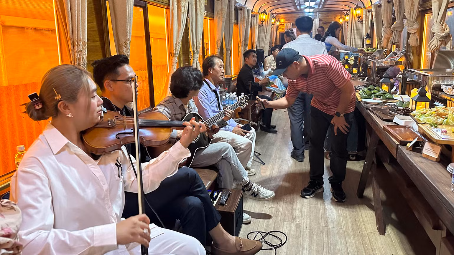 Với chuyến tàu đêm Đà Lạt-Trại Mát, du khách được thưởng thức âm nhạc và tiệc tối theo yêu cầu.