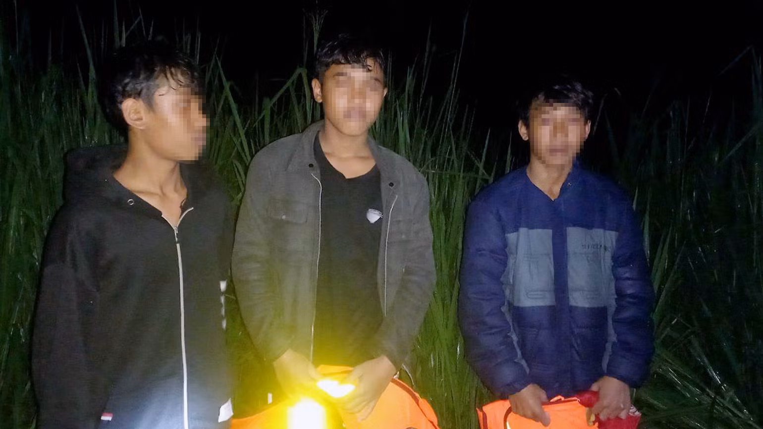 Ba thiếu niên bị mắc kẹt giữa sông Đồng Nai được đưa vào bờ an toàn. Ba thiếu niên bị mắc kẹt giữa sông Đồng Nai được đưa vào bờ an toàn.