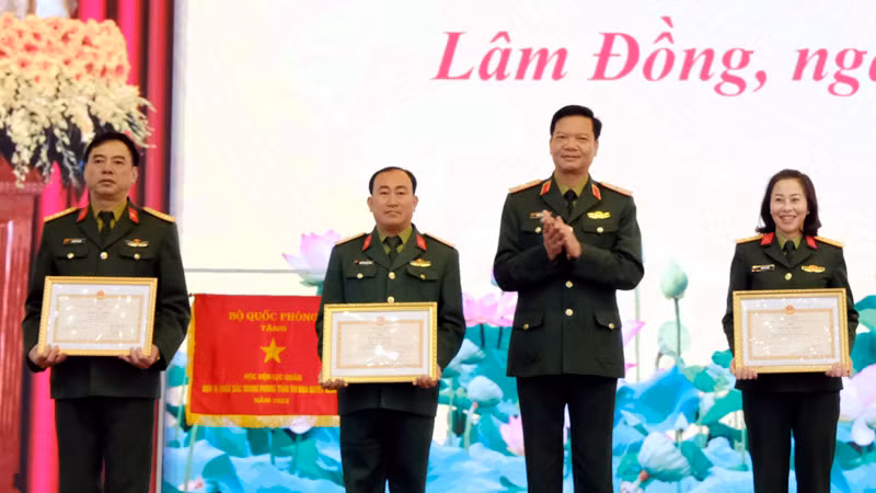 Thiếu tướng Trần Danh Khải, Chính ủy Học viện Lục quân trao bằng khen Bộ Tổng tham mưu và Bộ Quốc phòng tặng các tập thể và cá nhân.