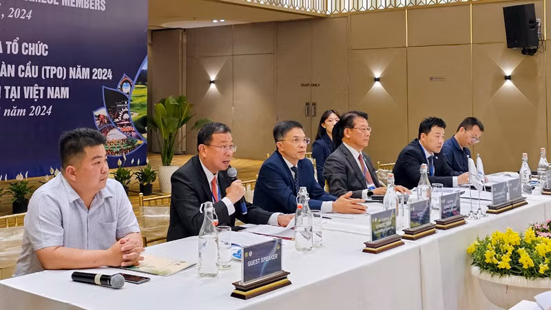 Ông Võ Ngọc Trình (thứ hai, bên trái) phát biểu ý kiến tại hội nghị.