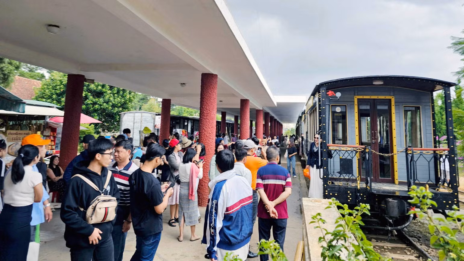 Du khách tham quan ga Đà Lạt.