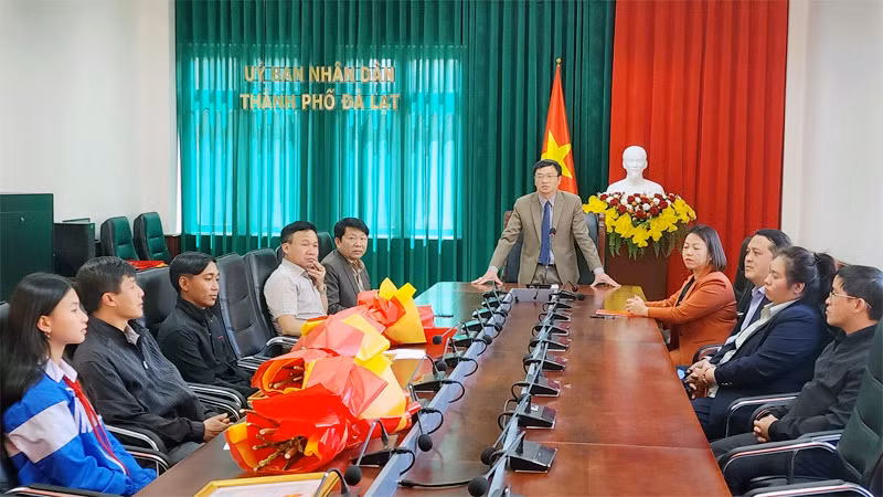 Chủ tịch Ủy ban nhân dân Đà Lạt phát biểu ý kiến tại buổi biểu dương.