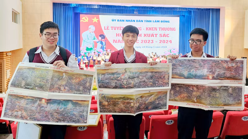 Các học sinh xuất sắc tỉnh Lâm Đồng thích thú khi được tặng ấn bản tranh panorama "Chiến dịch Điện Biên Phủ" tại lễ tuyên dương.