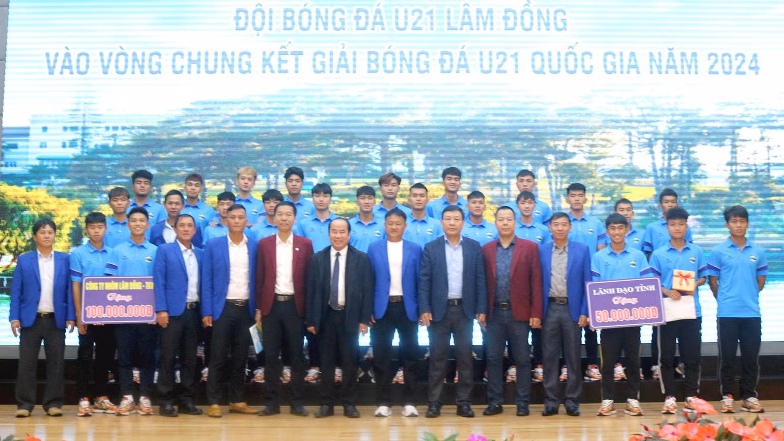 Ban huấn luyện và U21 Lâm Đồng với lãnh đạo sở, ban, ngành tỉnh Lâm Đồng tại buổi gặp mặt. Ban huấn luyện và U21 Lâm Đồng với lãnh đạo sở, ban, ngành tỉnh Lâm Đồng tại buổi gặp mặt.