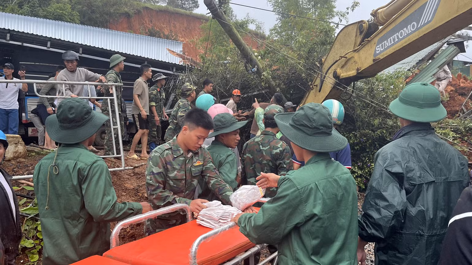Các lực lượng tham gia cứu hộ vụ sạt lở tại xã Đạ K'Nàng chiều 20/7.