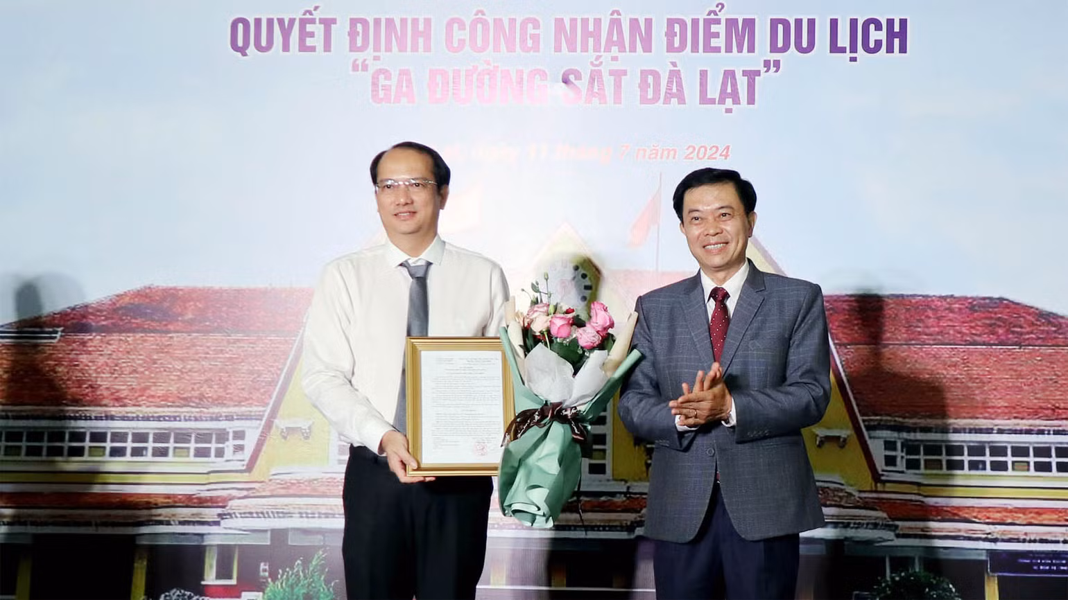 Giám đốc Sở Văn hóa, Thể thao và Du lịch Lâm Đồng trao quyết định của Ủy ban nhân dân tỉnh công nhận điểm du lịch “Ga đường sắt Đà Lạt” cho đại diện ngành đường sắt Việt Nam.