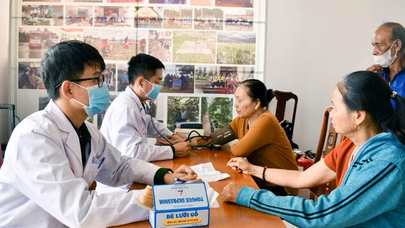 Các y, bác sĩ Học viện Lục quân khám bệnh, tư vấn sức khỏe và cấp thuốc miễn phí cho người dân.